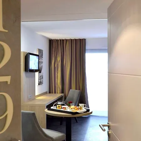 Western Les Aureliades Saint Nazaire 酒店 特里尼亚克