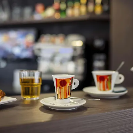 Western Les Aureliades Saint Nazaire 酒店 特里尼亚克